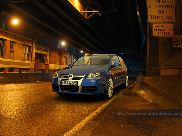 VW Golf R32 at night